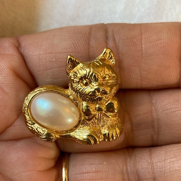 Kitty Cat w/‎ Faux Pearl Avon Vintage Tack Pin Bow Tie - Picture 5 of 5
